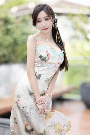 女性扒开大腿内侧小肚子痒